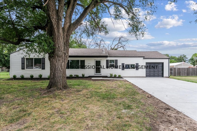 Building Photo - 4 bedroom/ 2 bath home on a spacious half-...
