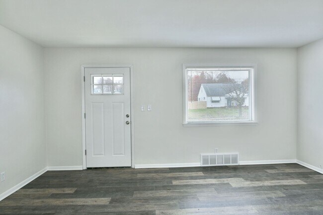 Building Photo - House for RENT in Girard!