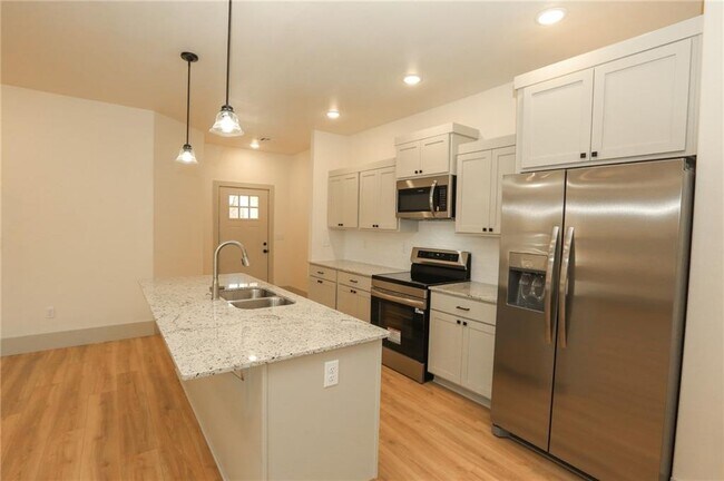 Building Photo - 655 N Genevieve Ave