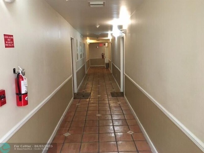 Building Photo - 2716 S Dixie Hwy