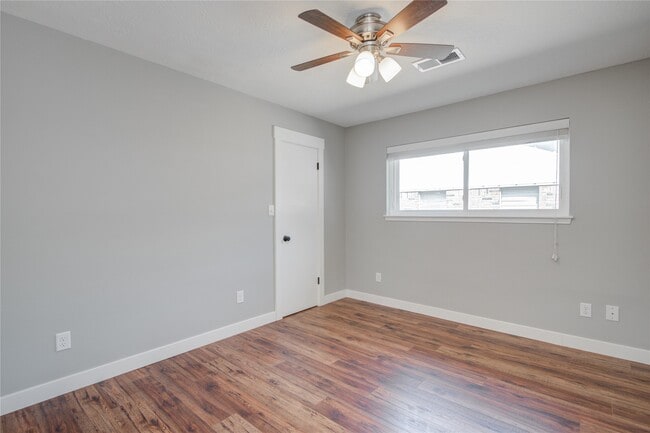Building Photo - 966 Redway Ln