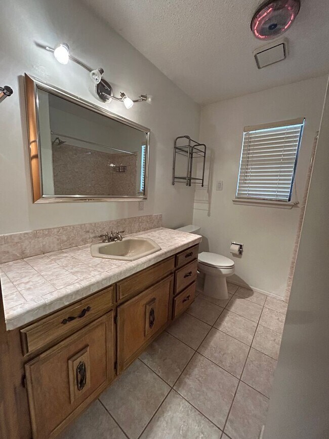 Building Photo - Large Family Home in Country Club North