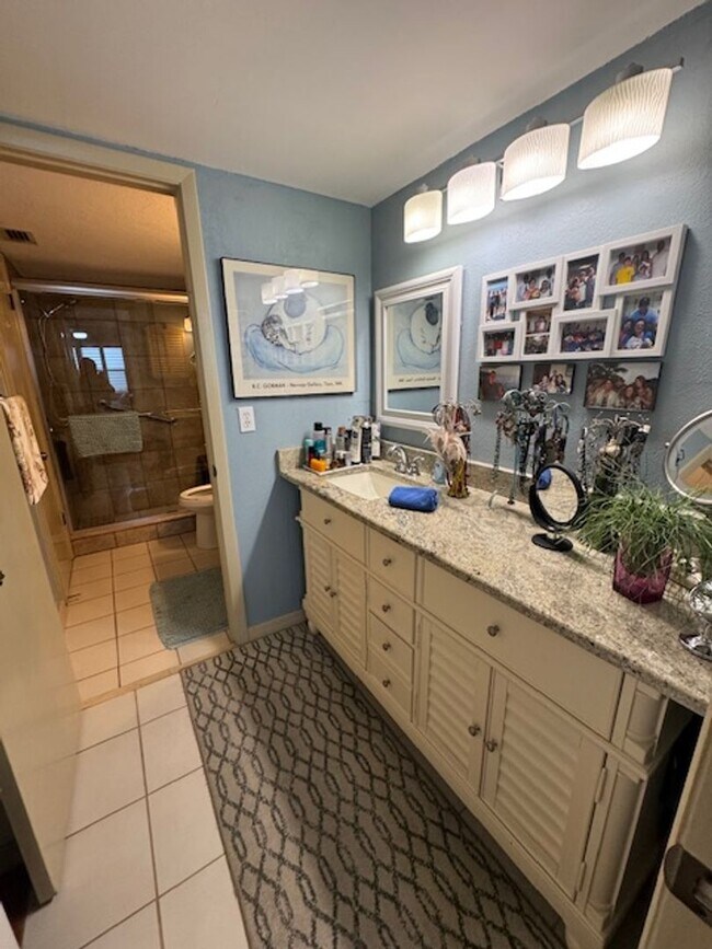 Building Photo - One Bedroom One Bath Seven Lakes Condo