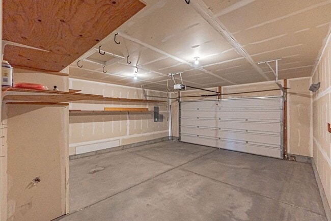 Building Photo - Charming 3-Bedroom Home with Garage on a S...