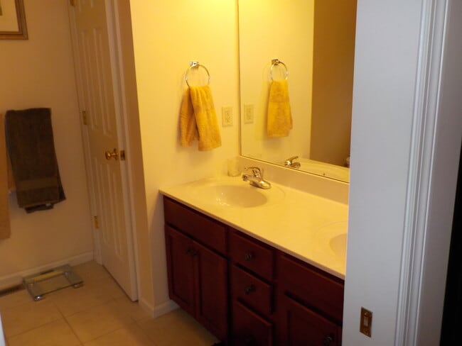 Building Photo - 3 bed, 2 bath house