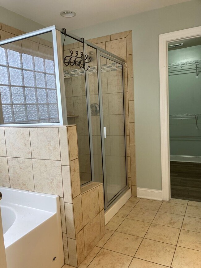 Building Photo - Immaculate 5 Bedrooms, 3.5 Bath Home Located Minutes from Shopping- Easy Commute to Sanford, Ft. ...