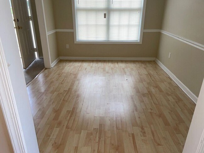 Building Photo - COMING SOON 3 BEDS/2 BATHS!