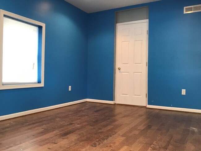 Building Photo - Charming 2 Bedroom/1.5 Bathroom Townhome in Remington, MD!