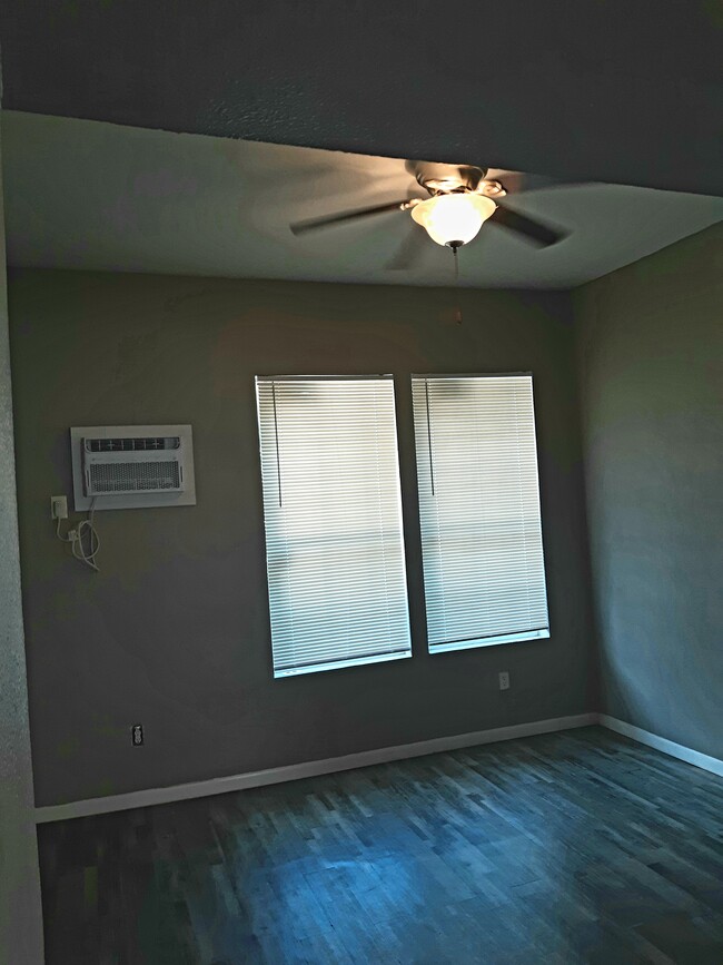 Livingroom with 2 large windows, ceiling fan & newly installed AC unit - 130 Glenwood Ct