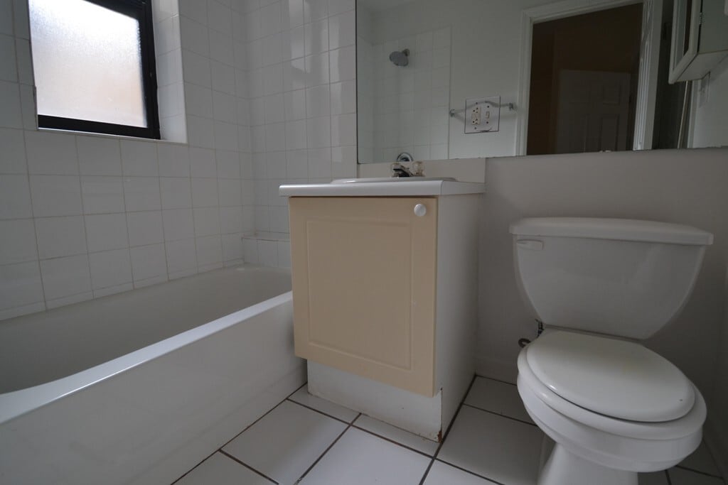 Building Photo - 922 W Dakin St