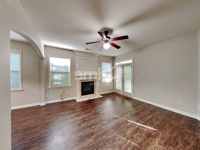 Building Photo - 5 Horseshoe Ln