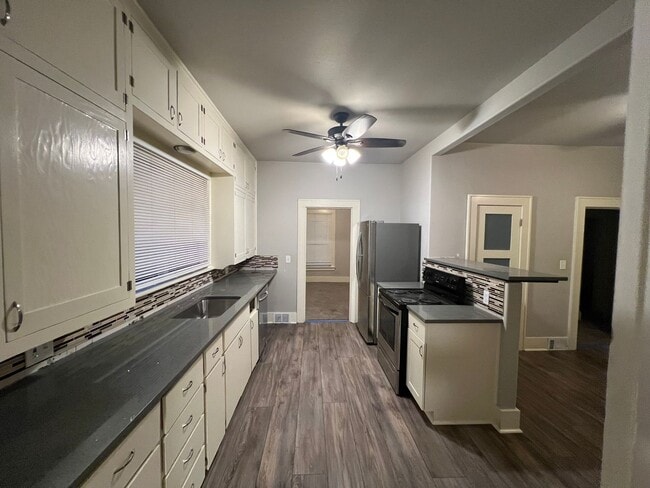 Building Photo - 305 SE Everett St