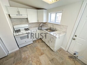 Building Photo - 1841 E Clementine St