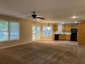 Building Photo - Southeast Home, Glendale Schools!