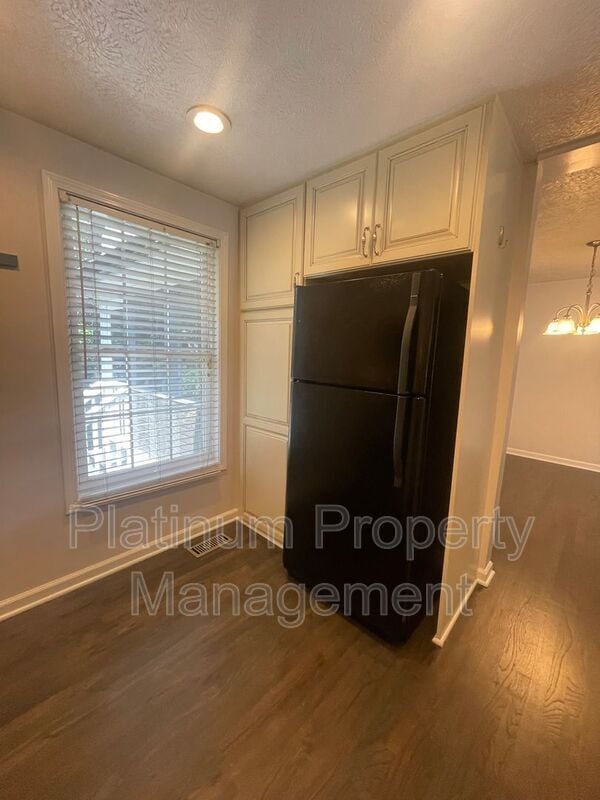 Building Photo - 10500 Worthington Hills Manor