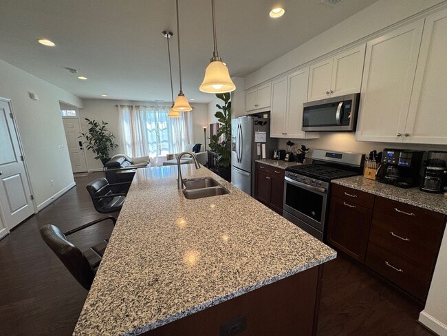 Building Photo - Preston Lake Townhouse