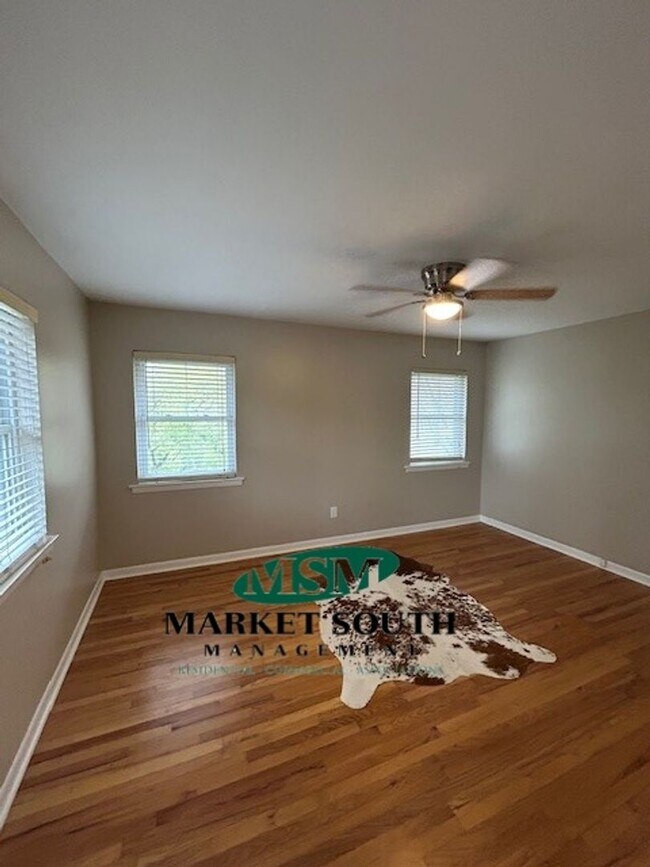 Building Photo - Savannah living with modern conveniences