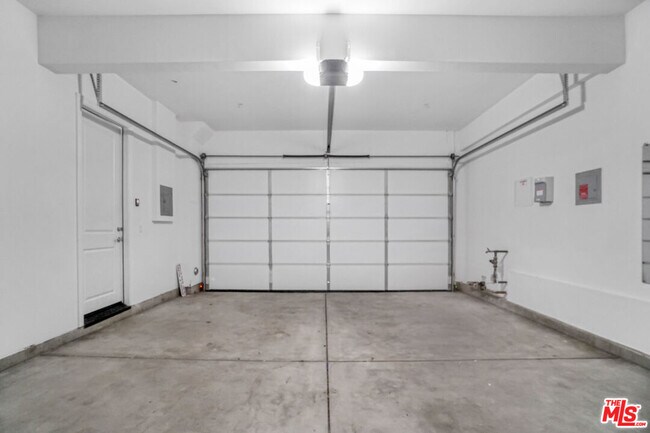 Building Photo - 20705 W Chestnut Cir