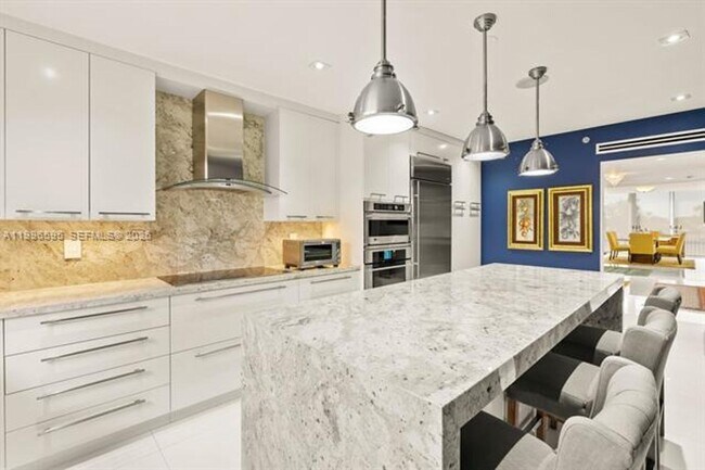 Building Photo - 1000 Venetian Way