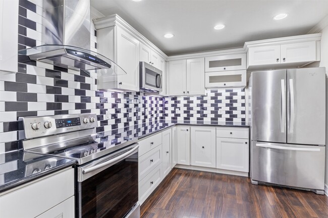 Primary Photo - 1918 Crestdale Dr