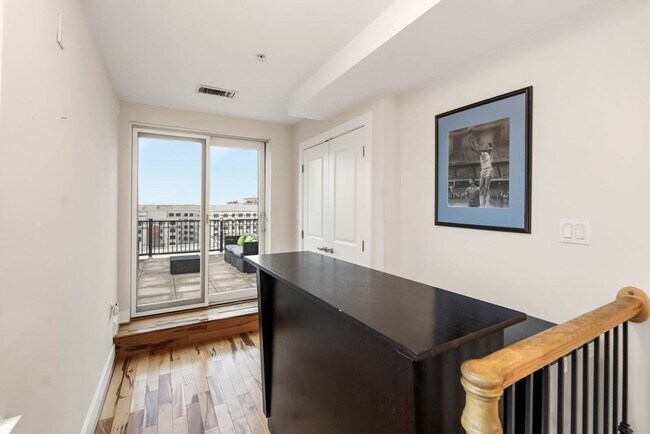 Building Photo - U St Penthouse