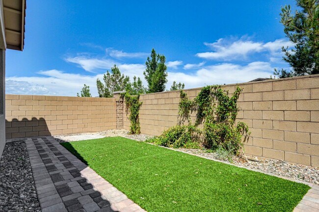 Building Photo - COMFY and NEW 3 Bedroom Home in Skye Canyon!