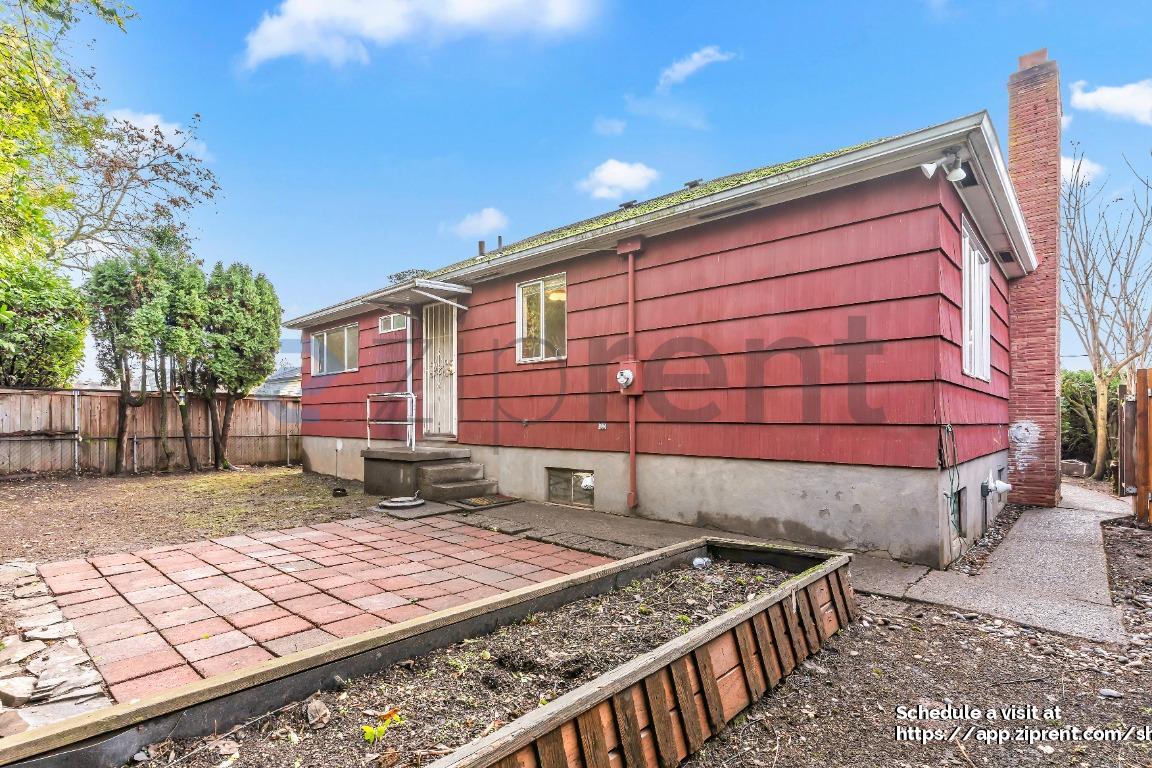 Building Photo - 6115 NE Clackamas St