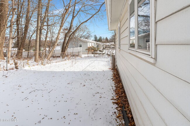 Building Photo - 7 Elgin St