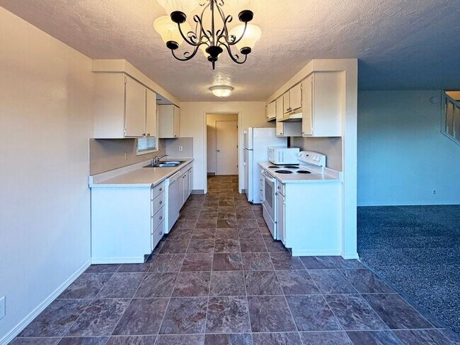 Building Photo - 25 Wedgewood Dr