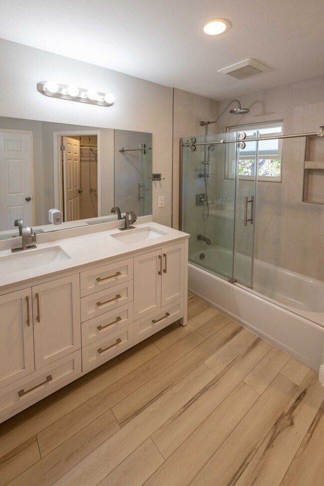 Building Photo - Spacious End-Unit Townhome in Gated Liberty Commons