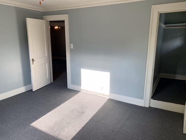 Building Photo - 3 bedroom, near park, close to Ontario