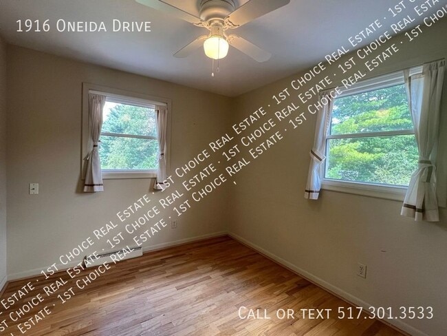 Building Photo - 1916 Oneida Dr