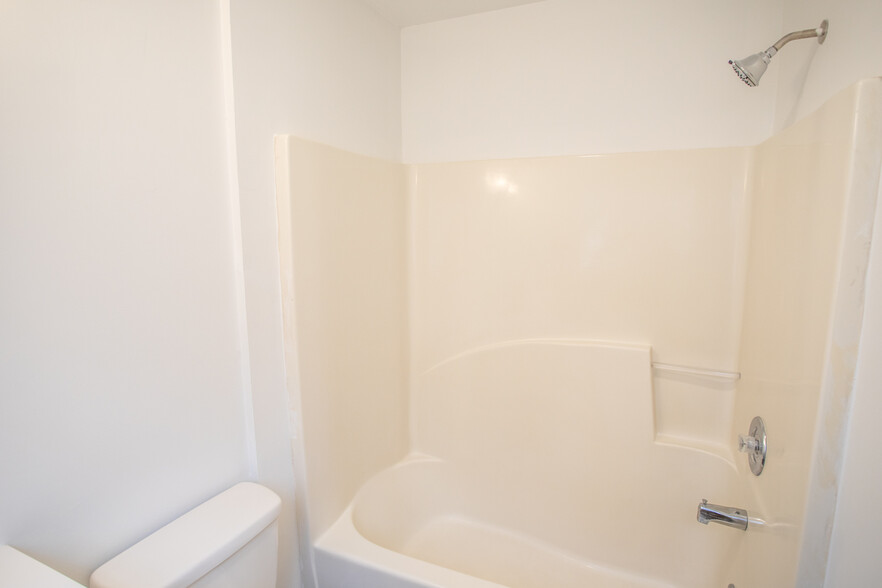 attached bathroom - 1220 E 57th St