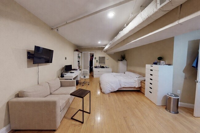 Building Photo - 72 Kent St