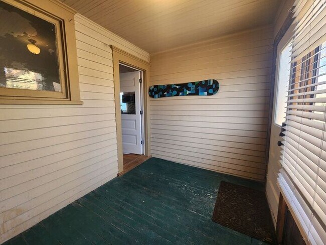 Building Photo - XL 1 bed 1 bath apartment downtown