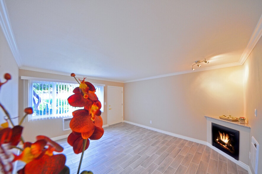 Building Photo - Walnut Grand