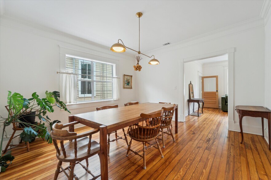 Building Photo - 211 W 40th St