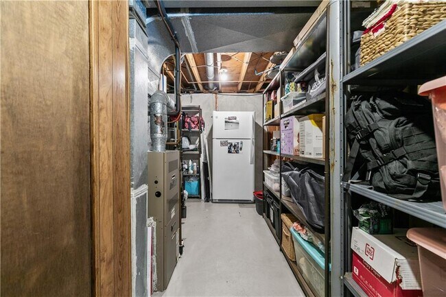 Building Photo - 60 Knollwood Cir