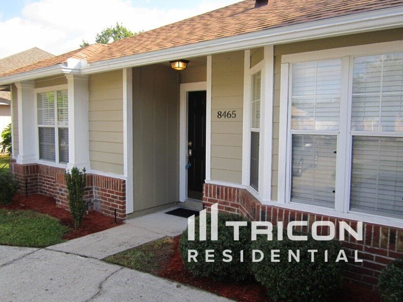 Building Photo - 8465 Country Bend Cir W