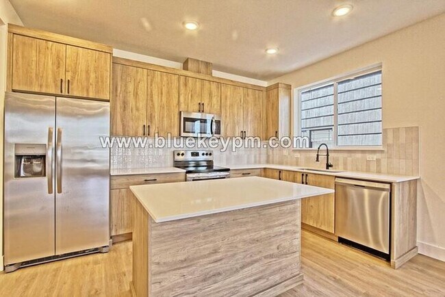 Building Photo - 1528-A: 3 Bed, 2.5 Bathroom Townhome Near ...