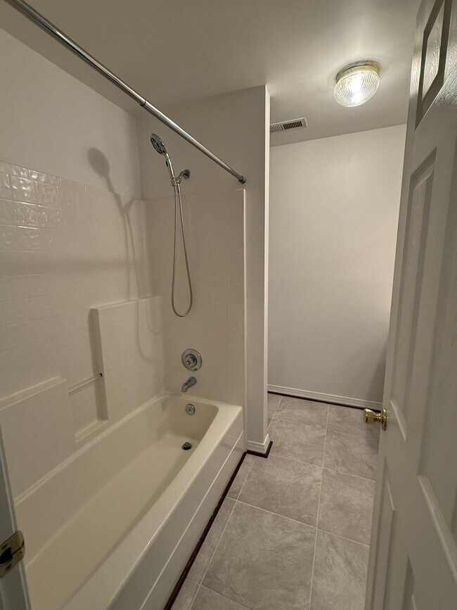 Building Photo - Move In Ready Condo