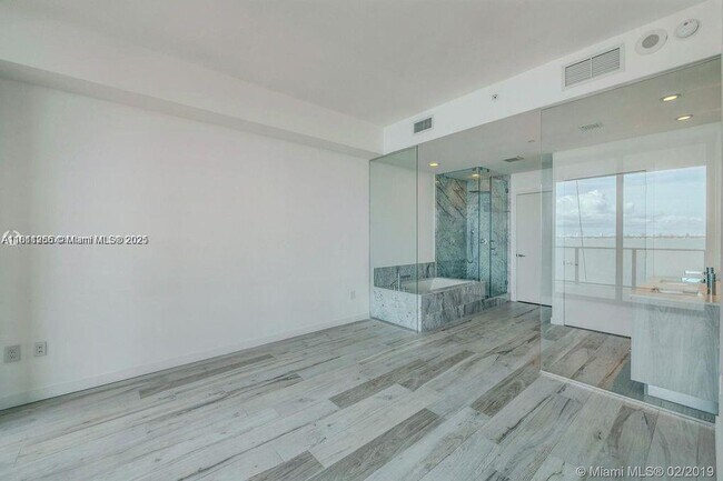 Building Photo - 480 NE 31st St