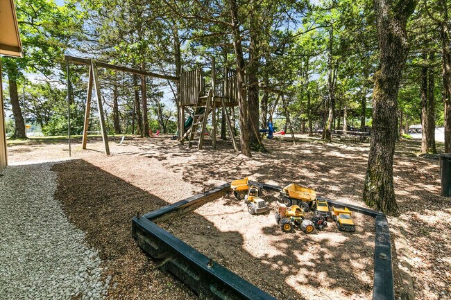 Building Photo - 1715 Hideaway Rd