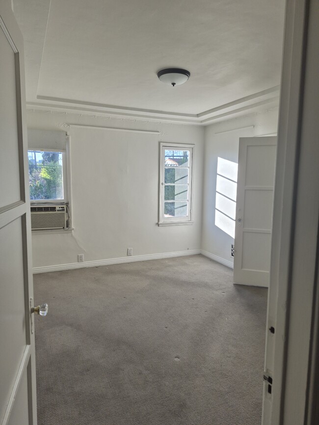 Building Photo - 357 S Doheny Dr