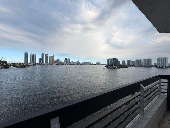 Building Photo - 3600 Mystic Pointe Dr