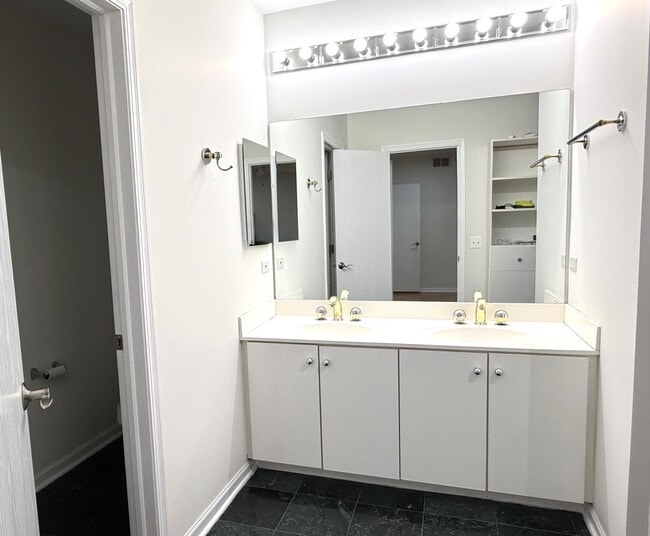 Building Photo - 362 Town Pl Cir