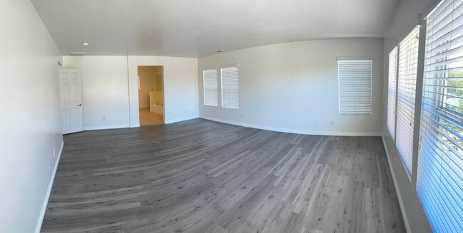 Building Photo - Large 5 bedroom / 2.5 Bathroom Perris Home