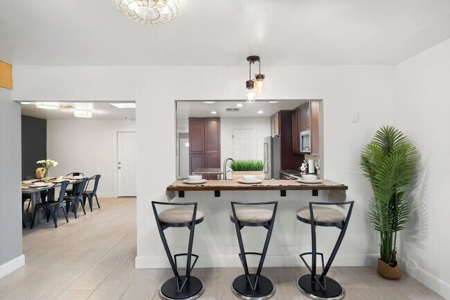 Building Photo - 3733 E Dahlia Dr
