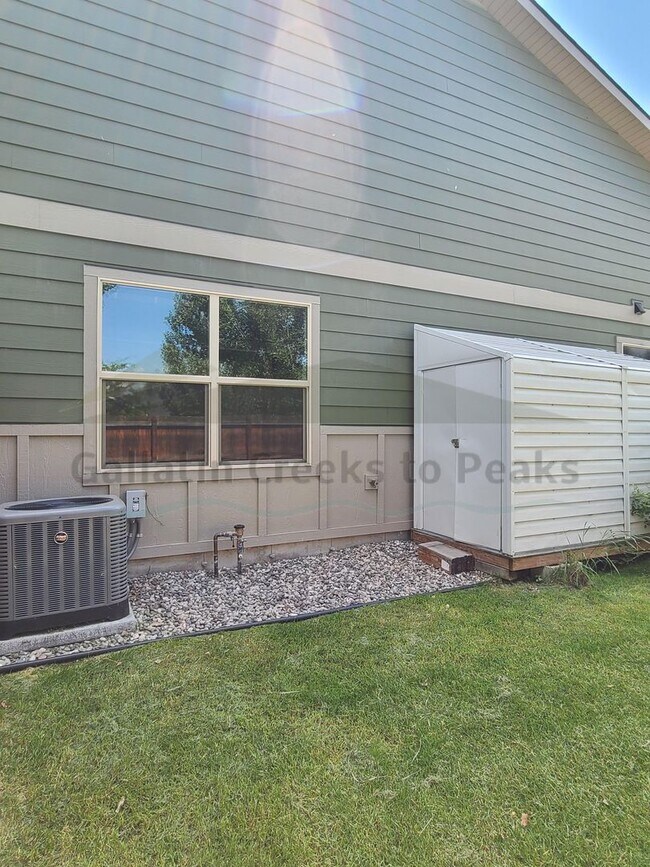 Building Photo - 895 Longbow Ln