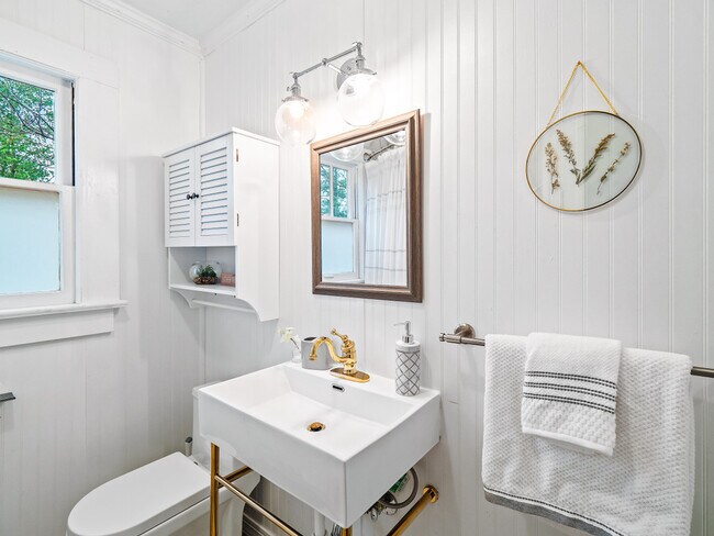 Building Photo - 2ND East Dr